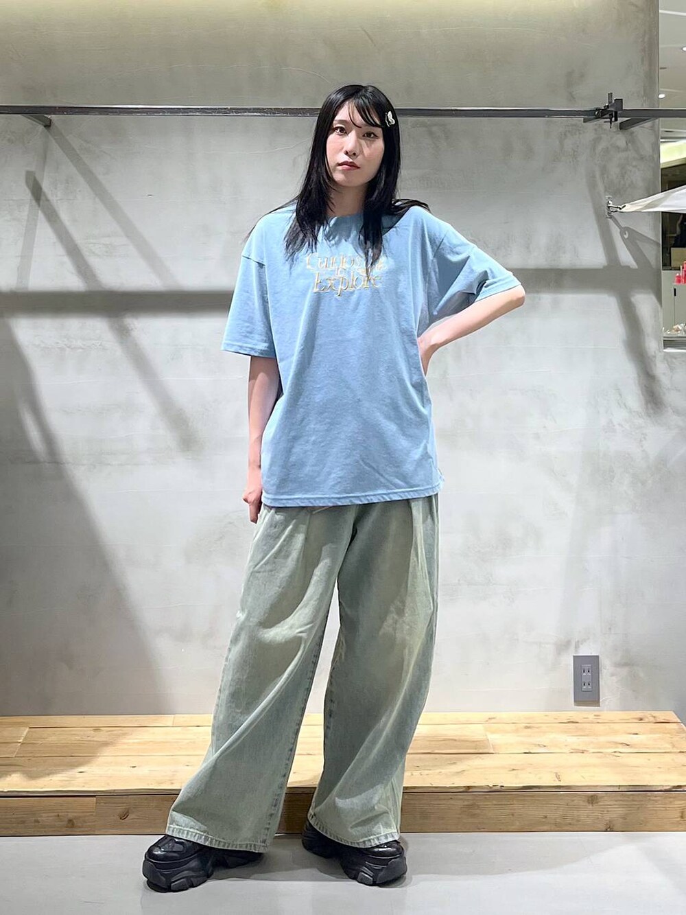 「高身長、モード、着痩せ・細見え、PAGEBOY、骨格ウェーブ_PAGEBOY、ブルベ冬_PAGEBOY、シンプルコーデ、シンプル、ラフ、Tシャツ、デニムパンツ、カジュアル、カジュアルコーデ」｜「PAGEBOYのプラットチャンキースニーカー（スニーカー、ブラック系）」を使った、あちさん（レディース・168cm）の夏コーディネートの2枚目の写真