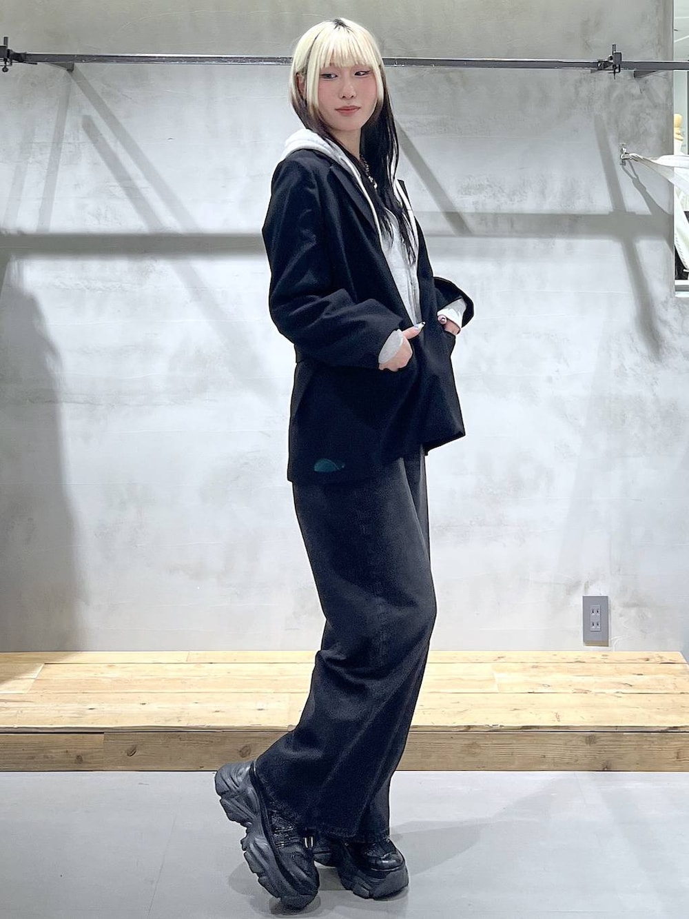 ブラック系のスニーカー、ホワイト系のTシャツ/カットソー、グレー系のパーカーを着用したレディースの冬コーディネートの2枚目の写真