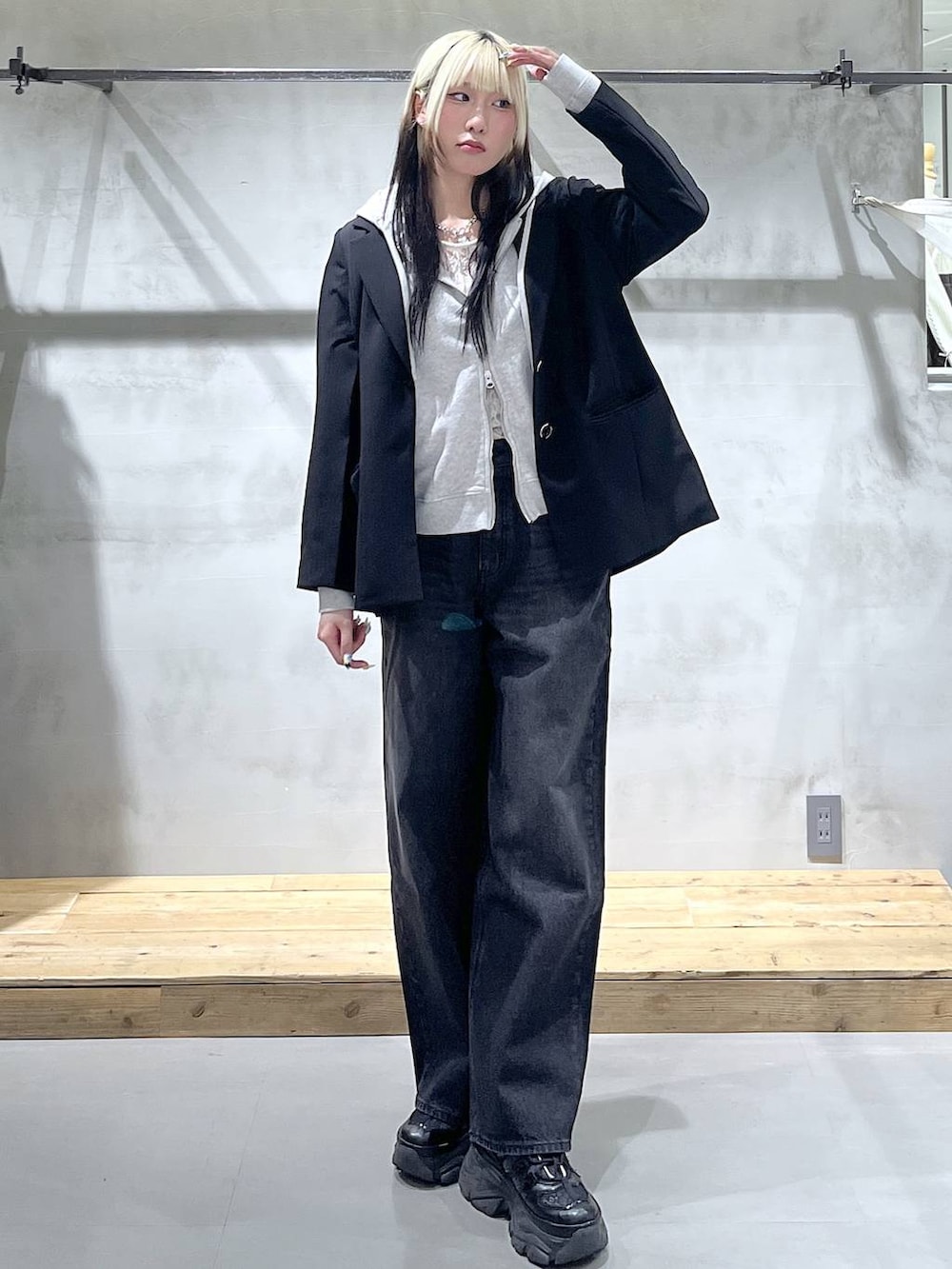 ブラック系のスニーカー、ホワイト系のTシャツ/カットソー、グレー系のパーカーを着用したレディースの冬コーディネートの3枚目の写真