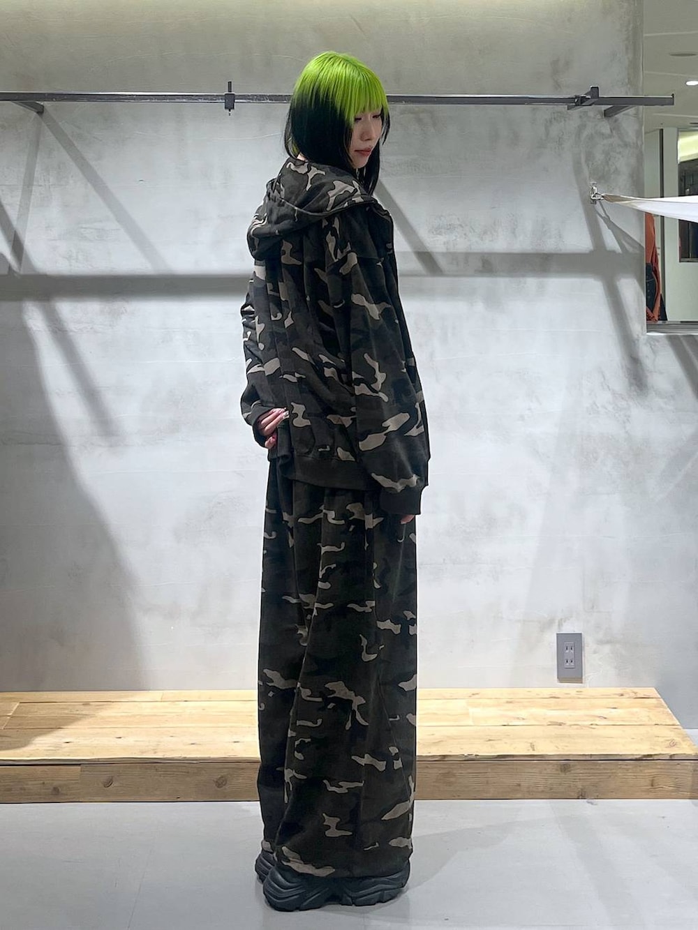 ブラック系のスニーカー、グレー系のキャミソール、その他のスウェットパンツを着用したレディースの秋コーディネートの3枚目の写真