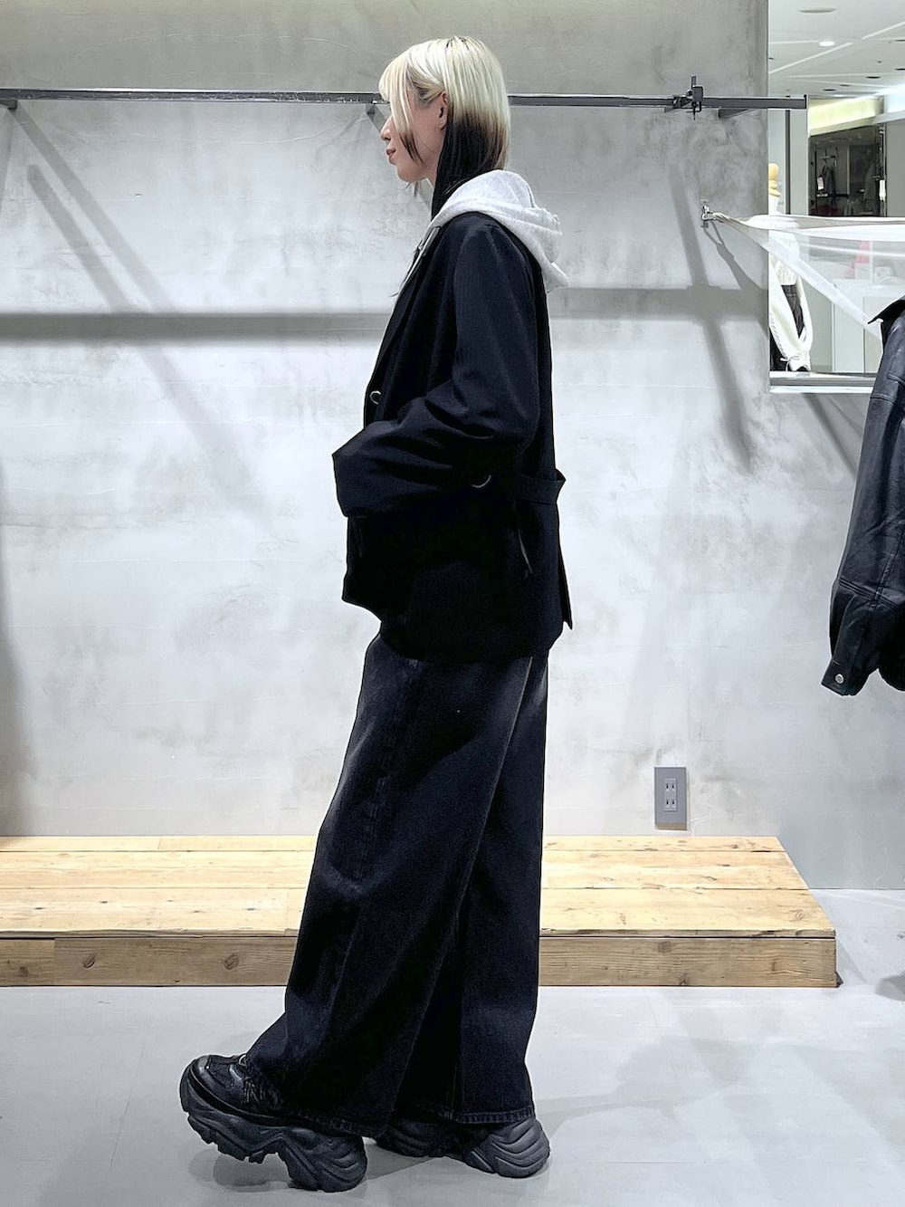 ブラック系のスニーカー、ホワイト系のTシャツ/カットソー、グレー系のパーカーを着用したレディースの冬コーディネートの4枚目の写真