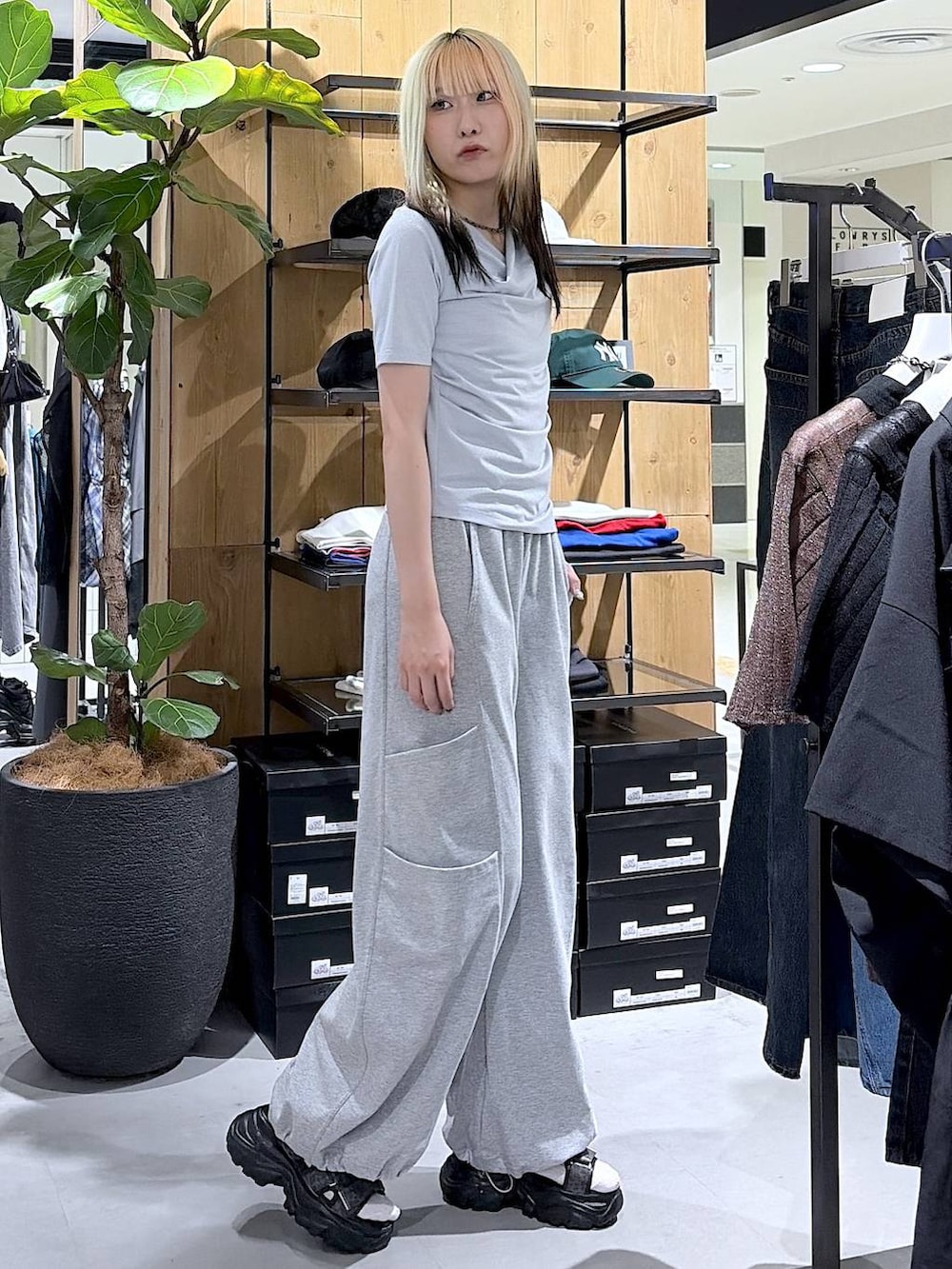 グレー系のサンダル、ブルー系のTシャツ/カットソー、グレー系のスウェットパンツを着用したレディースの夏コーディネートの2枚目の写真