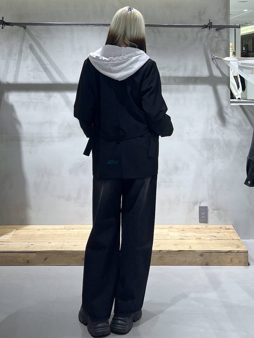 ブラック系のスニーカー、ホワイト系のTシャツ/カットソー、グレー系のパーカーを着用したレディースの冬コーディネートの6枚目の写真