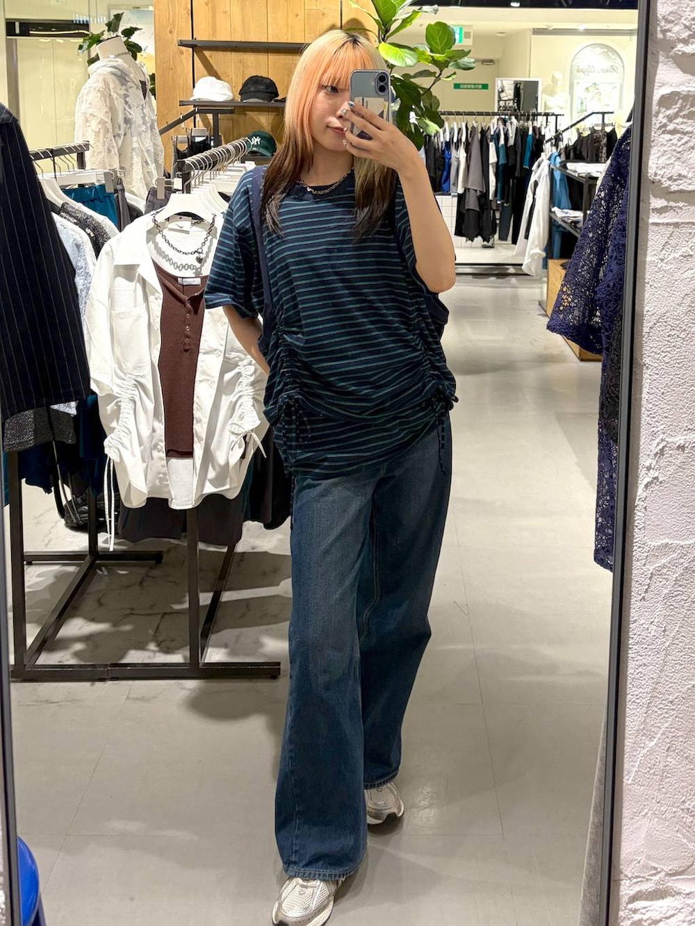 ブルー系のTシャツ/カットソー、ブルー系のデニムパンツを着用したレディースの夏コーディネートの5枚目の写真