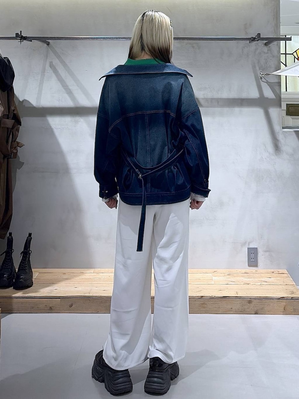 ブラック系のスニーカー、ブルー系のブルゾン、ホワイト系のTシャツ/カットソーを着用したレディースの春コーディネートの6枚目の写真