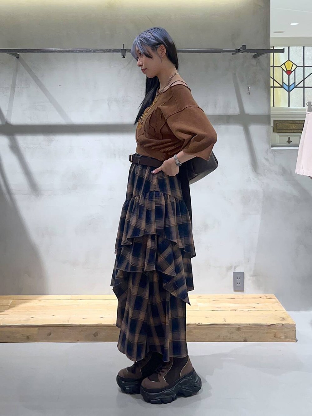 ブラウン系のブーツ、ブラウン系のボストンバッグ、ブラウン系のTシャツ/カットソーを着用したレディースの夏コーディネートの4枚目の写真