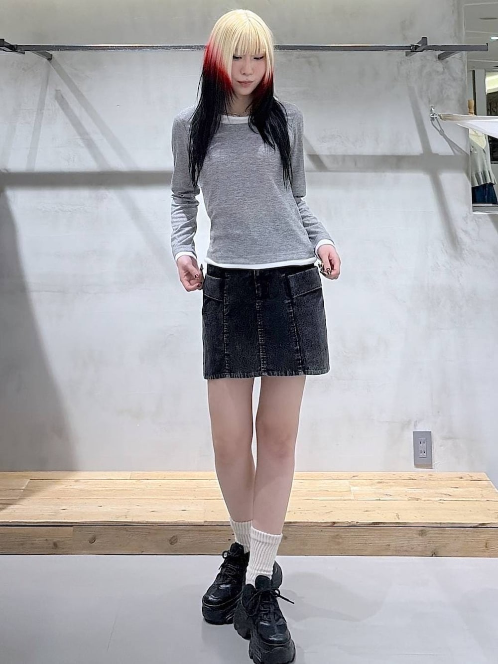 ブラック系のスニーカー、グレー系のTシャツ/カットソー、ブラック系のスカートを着用したレディースの春コーディネートの3枚目の写真