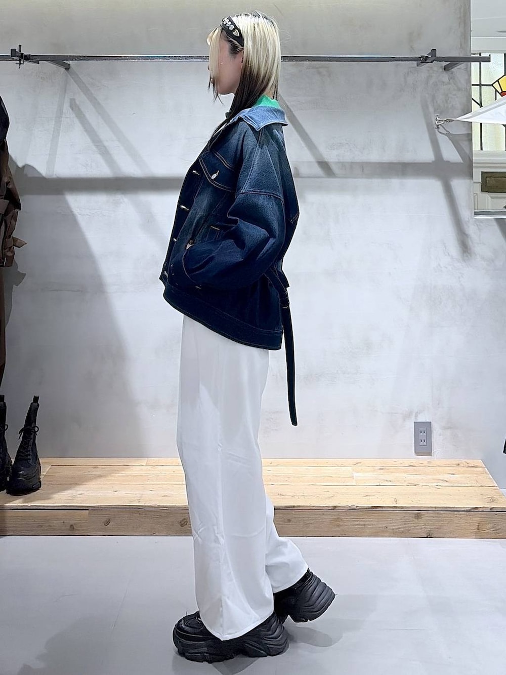 ブラック系のスニーカー、ブルー系のブルゾン、ホワイト系のTシャツ/カットソーを着用したレディースの春コーディネートの4枚目の写真