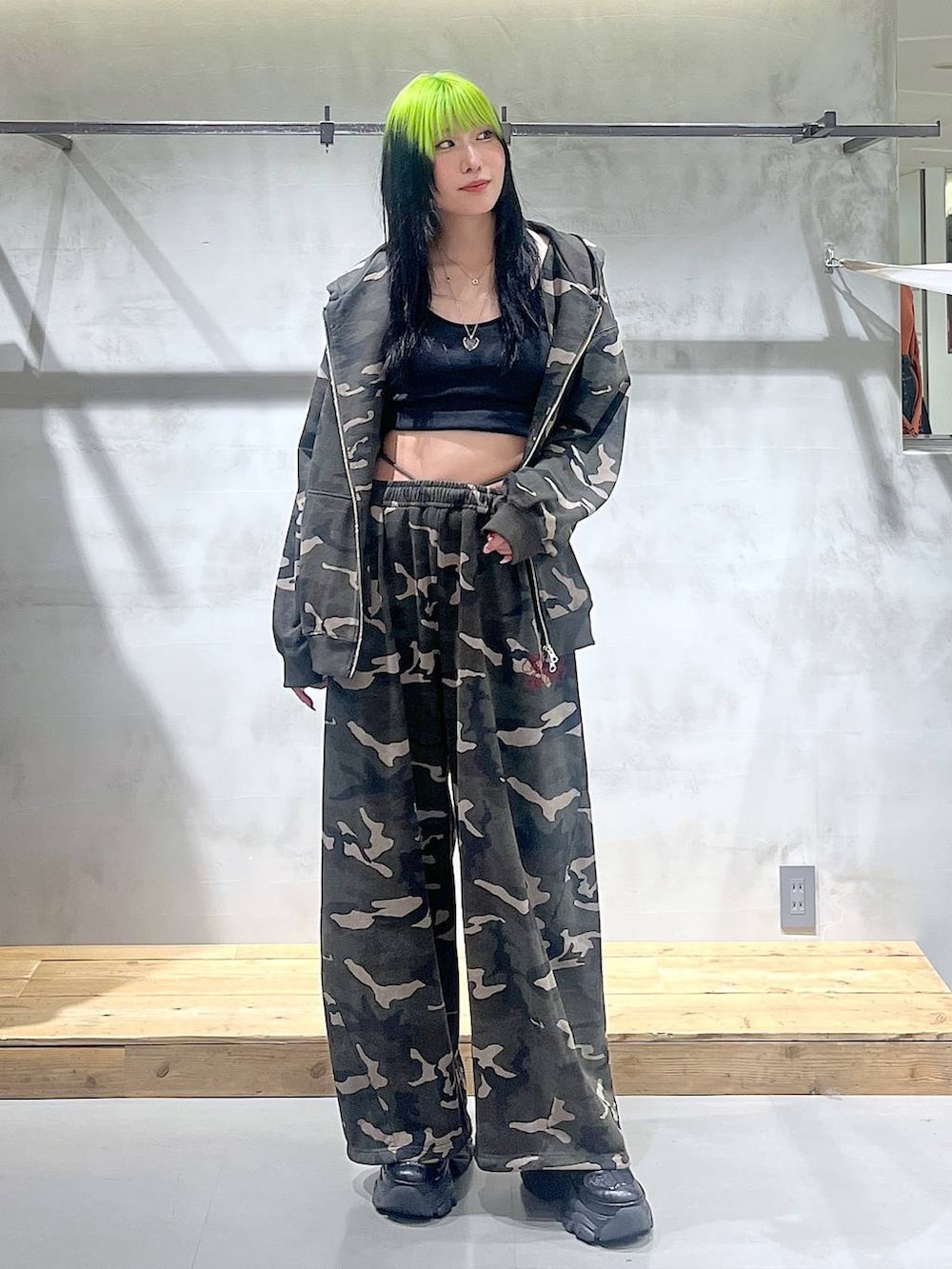 ブラック系のスニーカー、グレー系のキャミソール、その他のスウェットパンツを着用したレディースの秋コーディネートの2枚目の写真