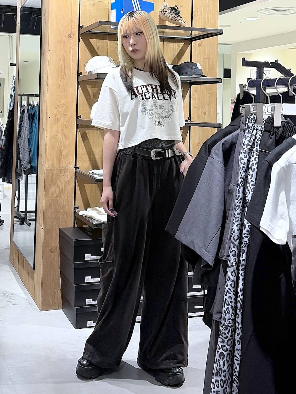 ホワイト系のTシャツ/カットソー、ブラック系のスニーカー、グレー系のタンクトップを着用したレディースの夏コーディネートの4枚目の写真