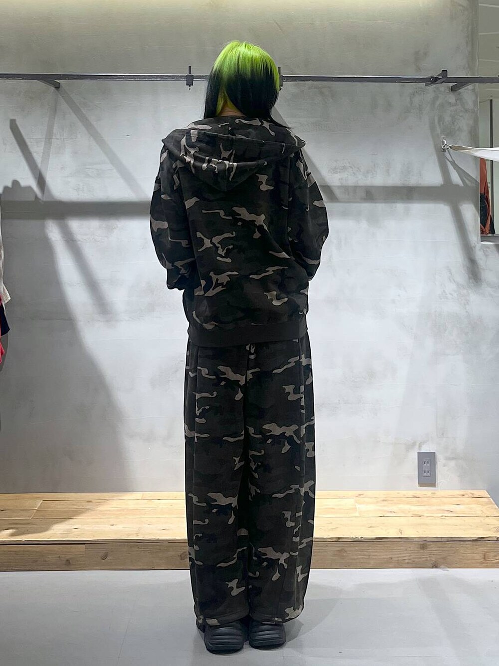 ブラック系のスニーカー、グレー系のキャミソール、その他のスウェットパンツを着用したレディースの秋コーディネートの4枚目の写真