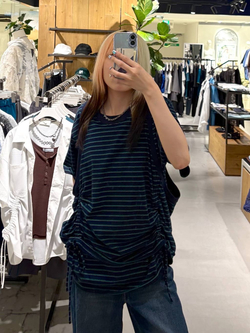 ブルー系のTシャツ/カットソー、ブルー系のデニムパンツを着用したレディースの夏コーディネートの4枚目の写真