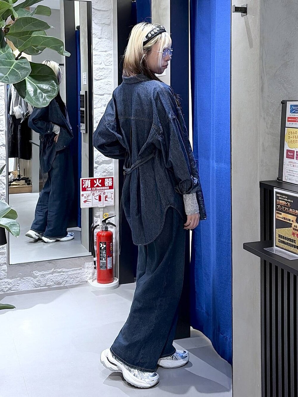 ブルー系のデニムパンツ、ブルー系のシャツ/ブラウス、グレー系のTシャツ/カットソーを着用したレディースの夏コーディネートの5枚目の写真