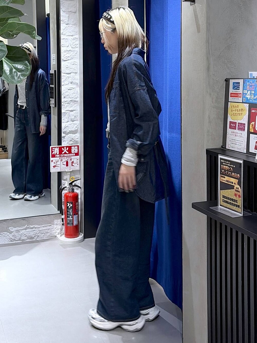 ブルー系のデニムパンツ、ブルー系のシャツ/ブラウス、グレー系のTシャツ/カットソーを着用したレディースの夏コーディネートの9枚目の写真