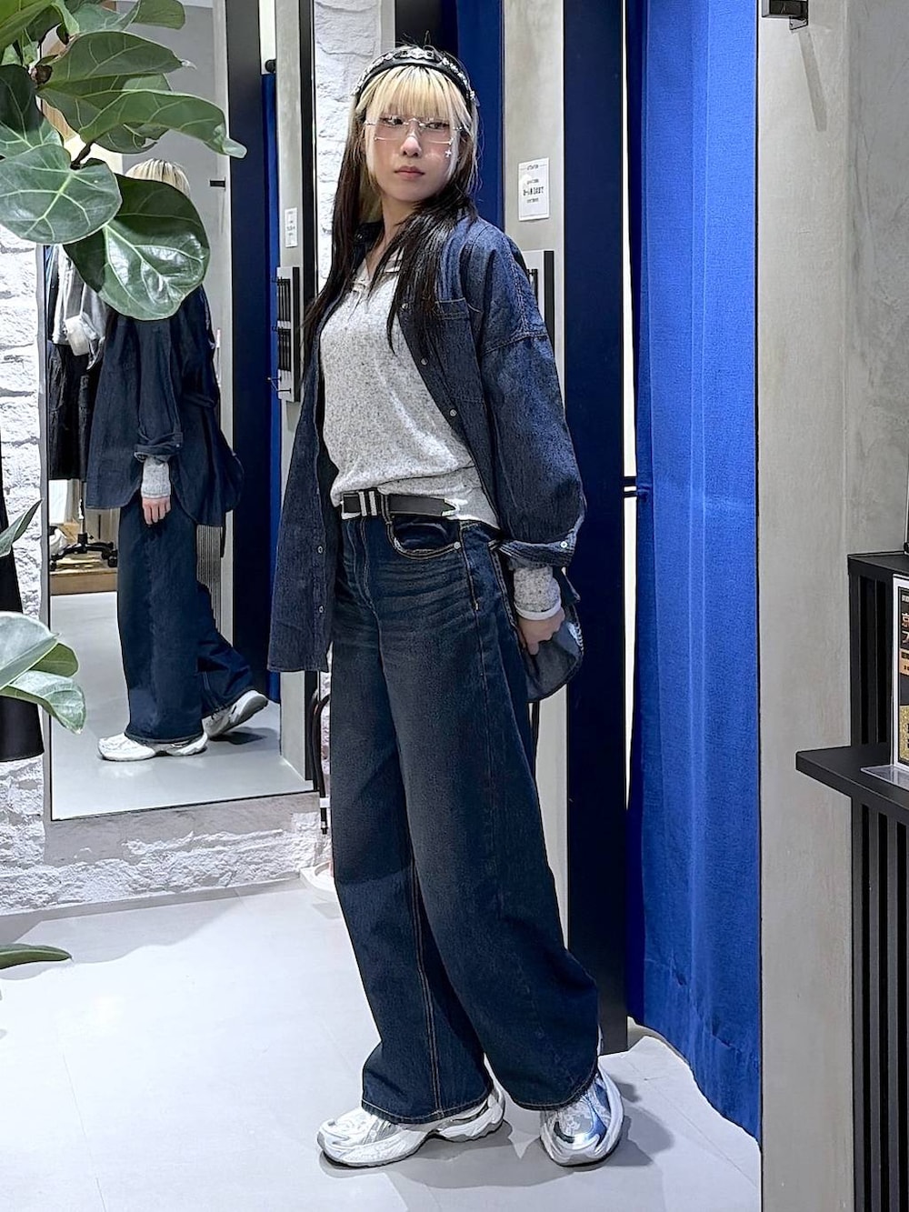 ブルー系のデニムパンツ、ブルー系のシャツ/ブラウス、グレー系のTシャツ/カットソーを着用したレディースの夏コーディネートの2枚目の写真