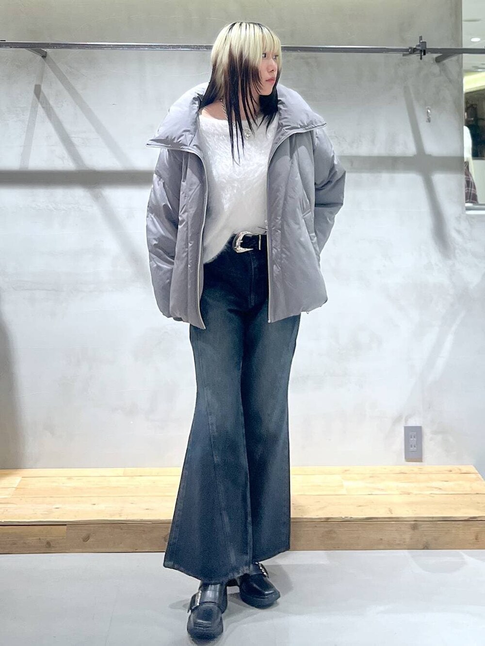 ブルー系のデニムパンツ、グレー系のブルゾン、ホワイト系のニット/セーターを着用したレディースの冬コーディネートの2枚目の写真