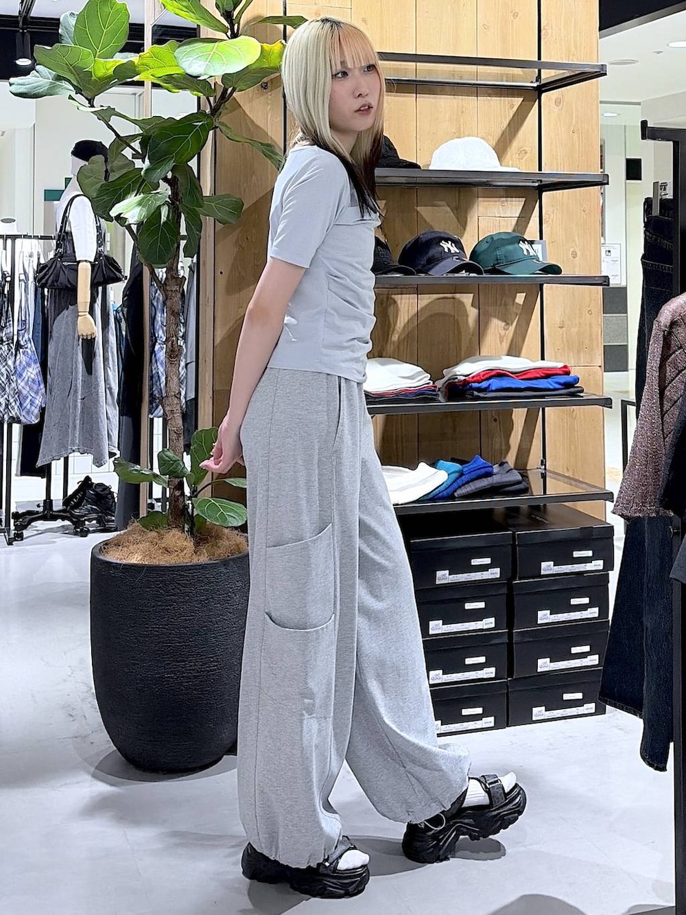 グレー系のサンダル、ブルー系のTシャツ/カットソー、グレー系のスウェットパンツを着用したレディースの夏コーディネートの3枚目の写真