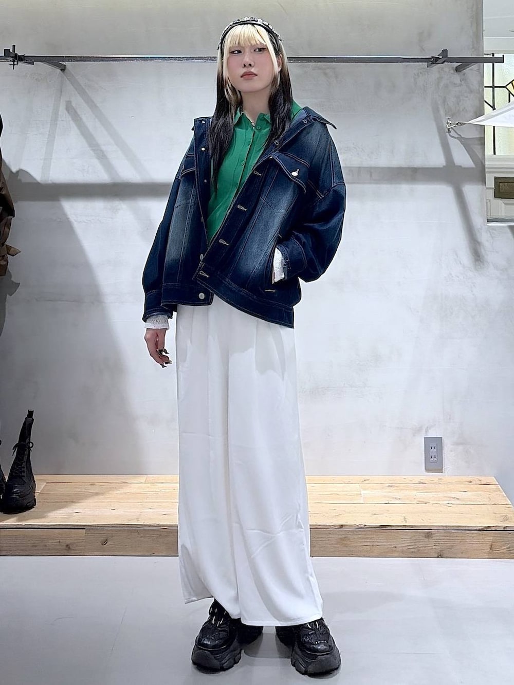 ブラック系のスニーカー、ブルー系のブルゾン、ホワイト系のTシャツ/カットソーを着用したレディースの春コーディネートの2枚目の写真