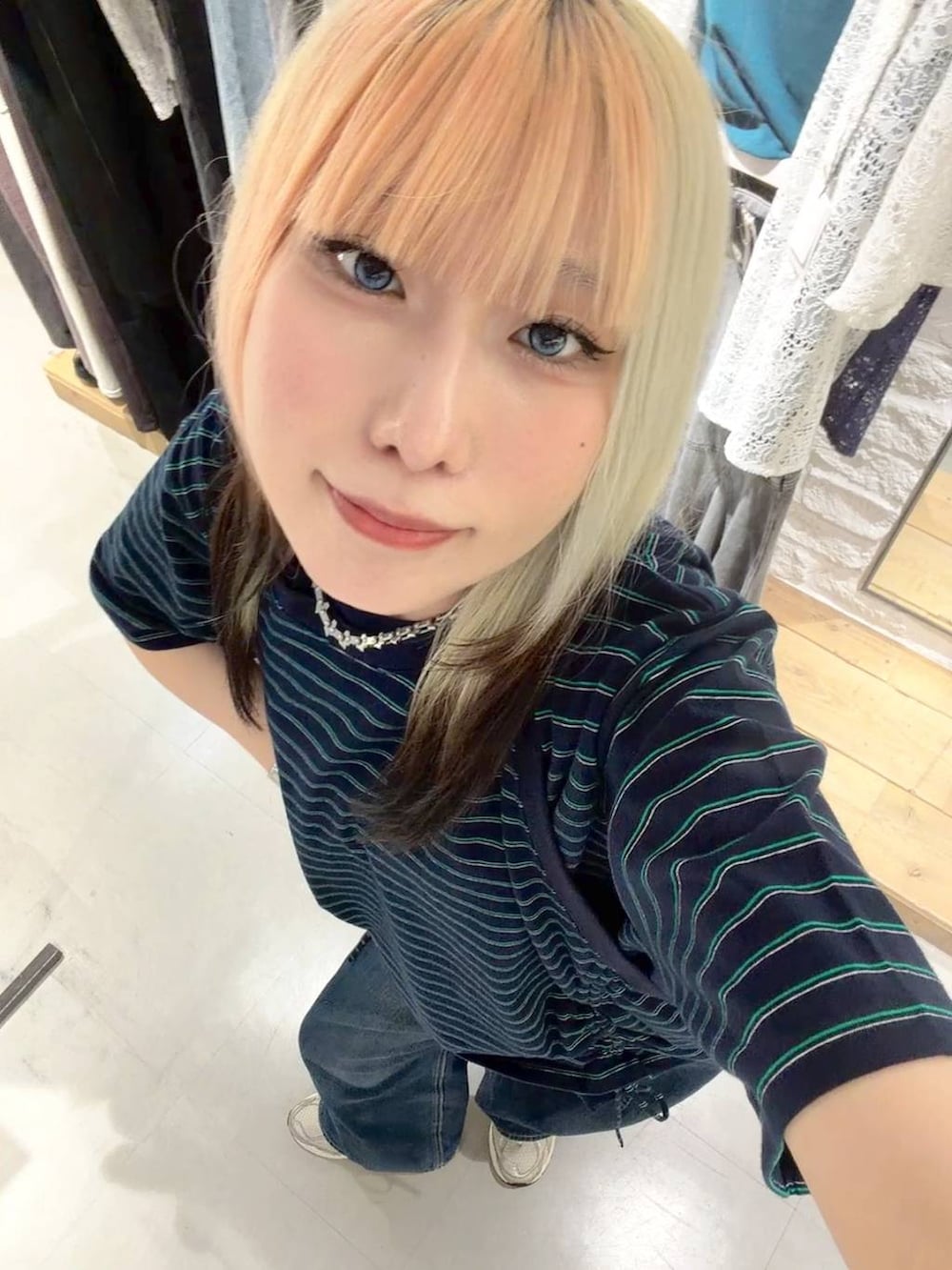 ブルー系のTシャツ/カットソー、ブルー系のデニムパンツを着用したレディースの夏コーディネートの6枚目の写真