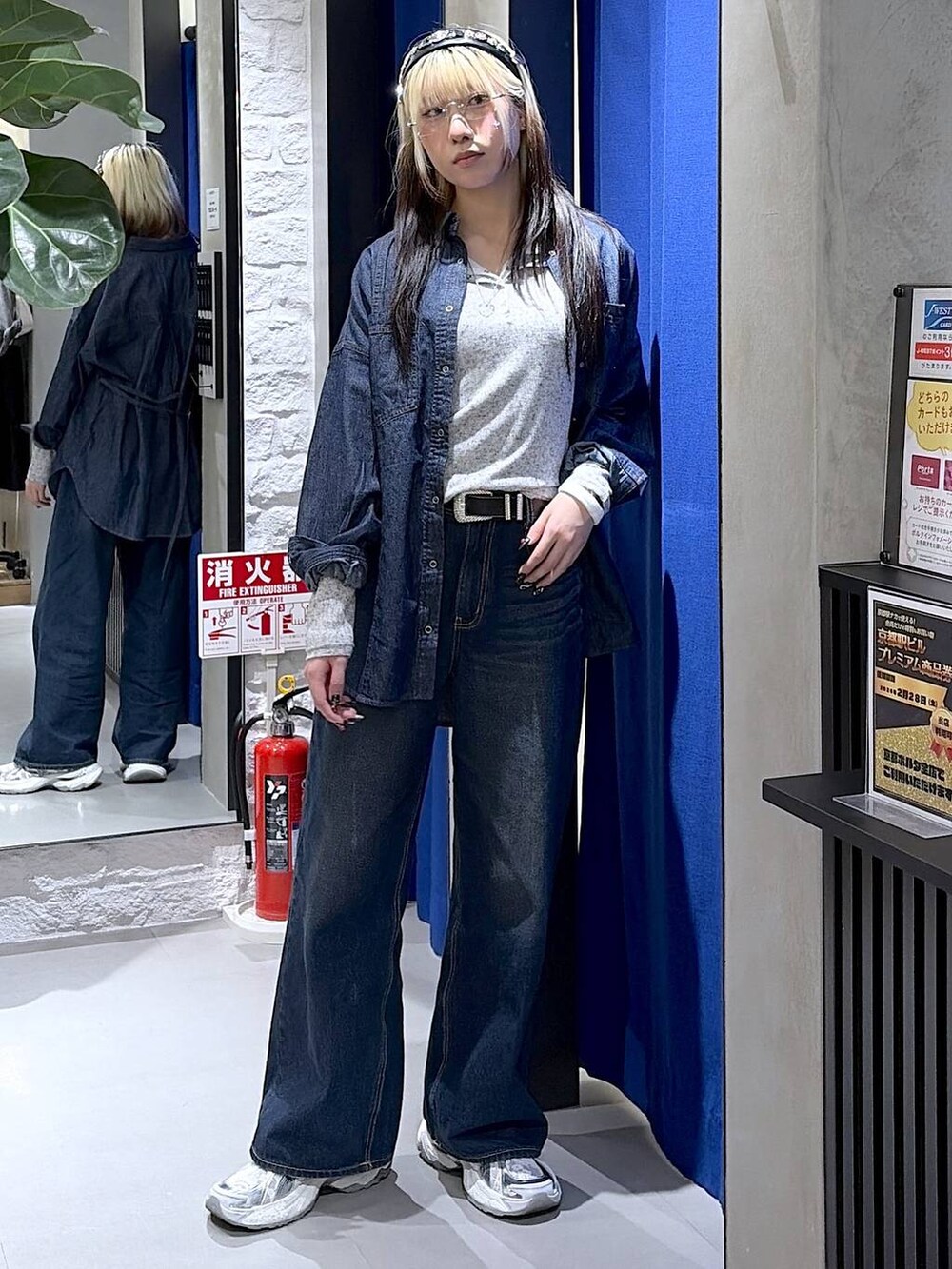 ブルー系のデニムパンツ、ブルー系のシャツ/ブラウス、グレー系のTシャツ/カットソーを着用したレディースの夏コーディネートの4枚目の写真