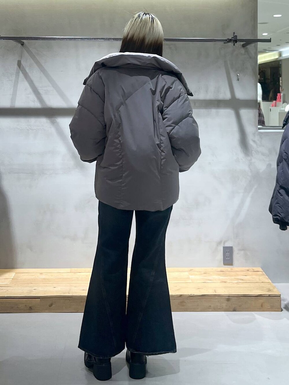 ブルー系のデニムパンツ、グレー系のブルゾン、ホワイト系のニット/セーターを着用したレディースの冬コーディネートの4枚目の写真