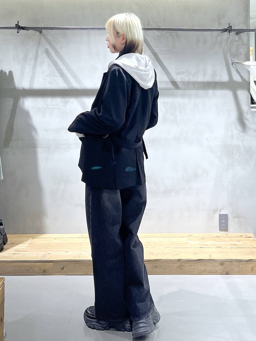 ブラック系のスニーカー、ホワイト系のTシャツ/カットソー、グレー系のパーカーを着用したレディースの冬コーディネートの5枚目の写真