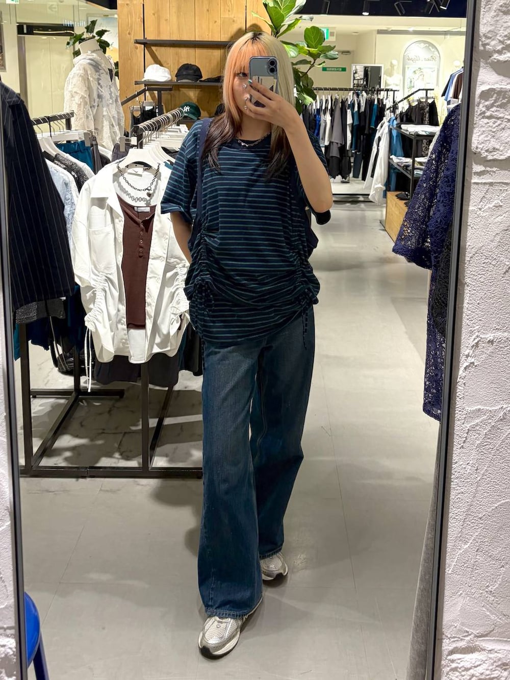 ブルー系のTシャツ/カットソー、ブルー系のデニムパンツを着用したレディースの夏コーディネートの3枚目の写真