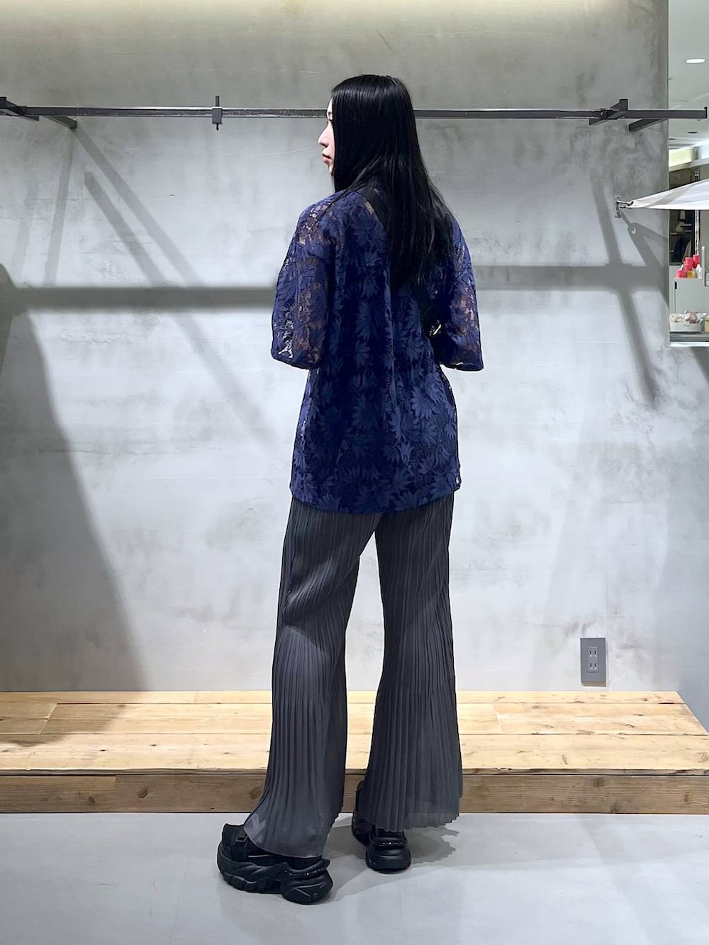 「高身長、モード、着痩せ・細見え、PAGEBOY、骨格ウェーブ_PAGEBOY、ブルベ冬_PAGEBOY、きれいめ、きれいめカジュアル、大人カジュアル、シャツ、シャツスタイル、柄シャツ、ショルダーバッグ、シンプルコーデ、お出かけコーデ」｜「PAGEBOYのダッドコンビスポサン（サンダル、ブラック系）」を使った、あちさん（レディース・168cm）の春コーディネートの3枚目の写真