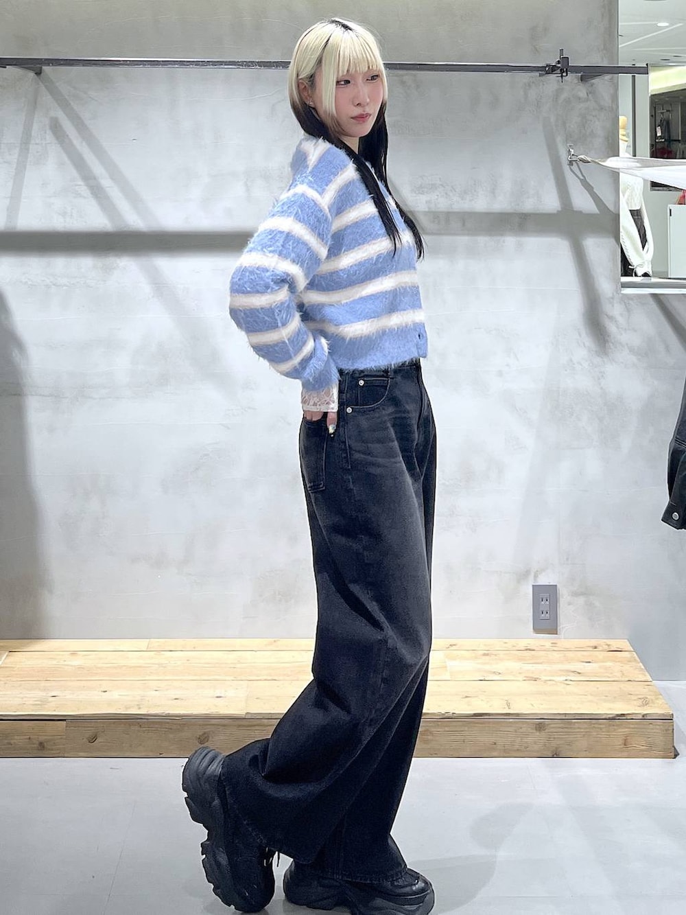 ブラック系のスニーカー、ホワイト系のTシャツ/カットソー、ブラック系のスラックスを着用したレディースの冬コーディネートの3枚目の写真