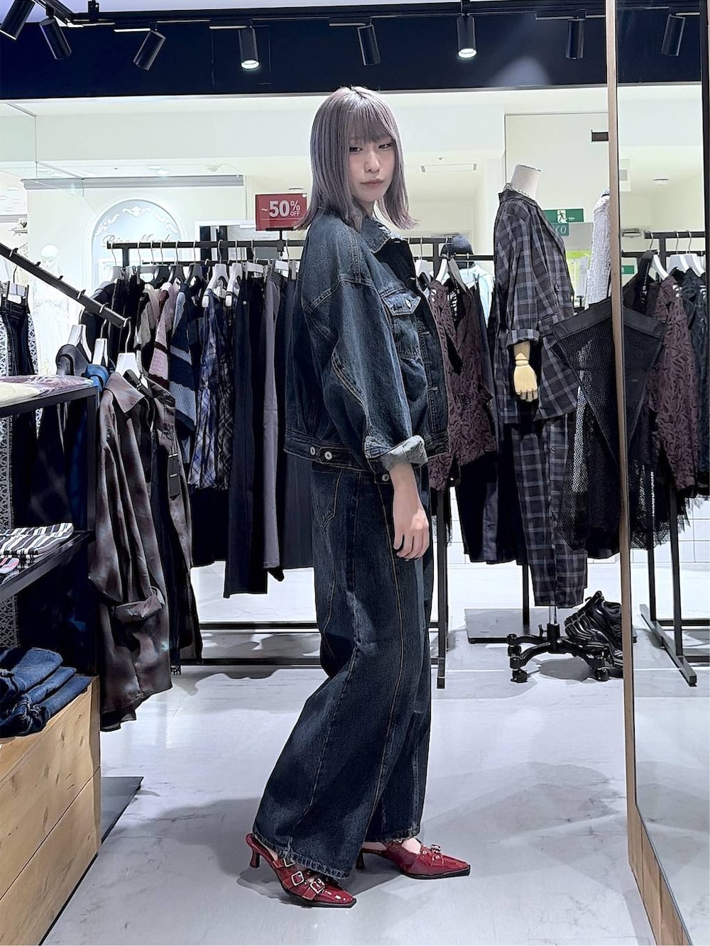 レッド系のサンダル、ブルー系のデニムパンツ、ブルー系のデニムジャケットを着用したレディースの夏コーディネートの5枚目の写真