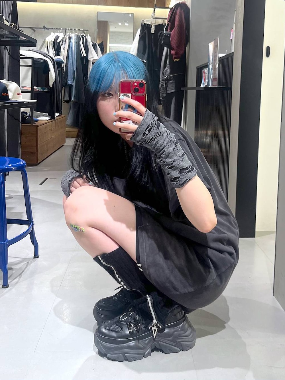 「高身長、モード、着痩せ・細見え、PAGEBOY、骨格ウェーブ_PAGEBOY、ブルベ冬_PAGEBOY、ブラックコーデ、モノトーン、ラフ、カジュアル、カジュアルコーデ、ミニスカート、スポーティ、スポーツミックス」|「PAGEBOYのプラットチャンキースニーカー(スニーカー、ブラック系)」を使った、あちさん(レディース・168cm)の夏コーディネートの2枚目の写真