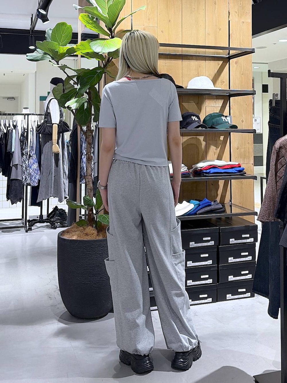 グレー系のサンダル、ブルー系のTシャツ/カットソー、グレー系のスウェットパンツを着用したレディースの夏コーディネートの8枚目の写真