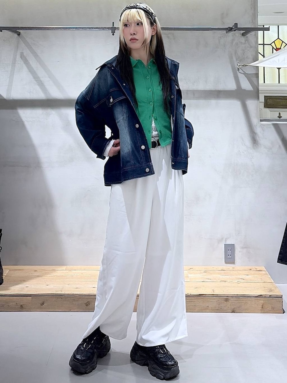 ブラック系のスニーカー、ブルー系のブルゾン、ホワイト系のTシャツ/カットソーを着用したレディースの春コーディネートの3枚目の写真