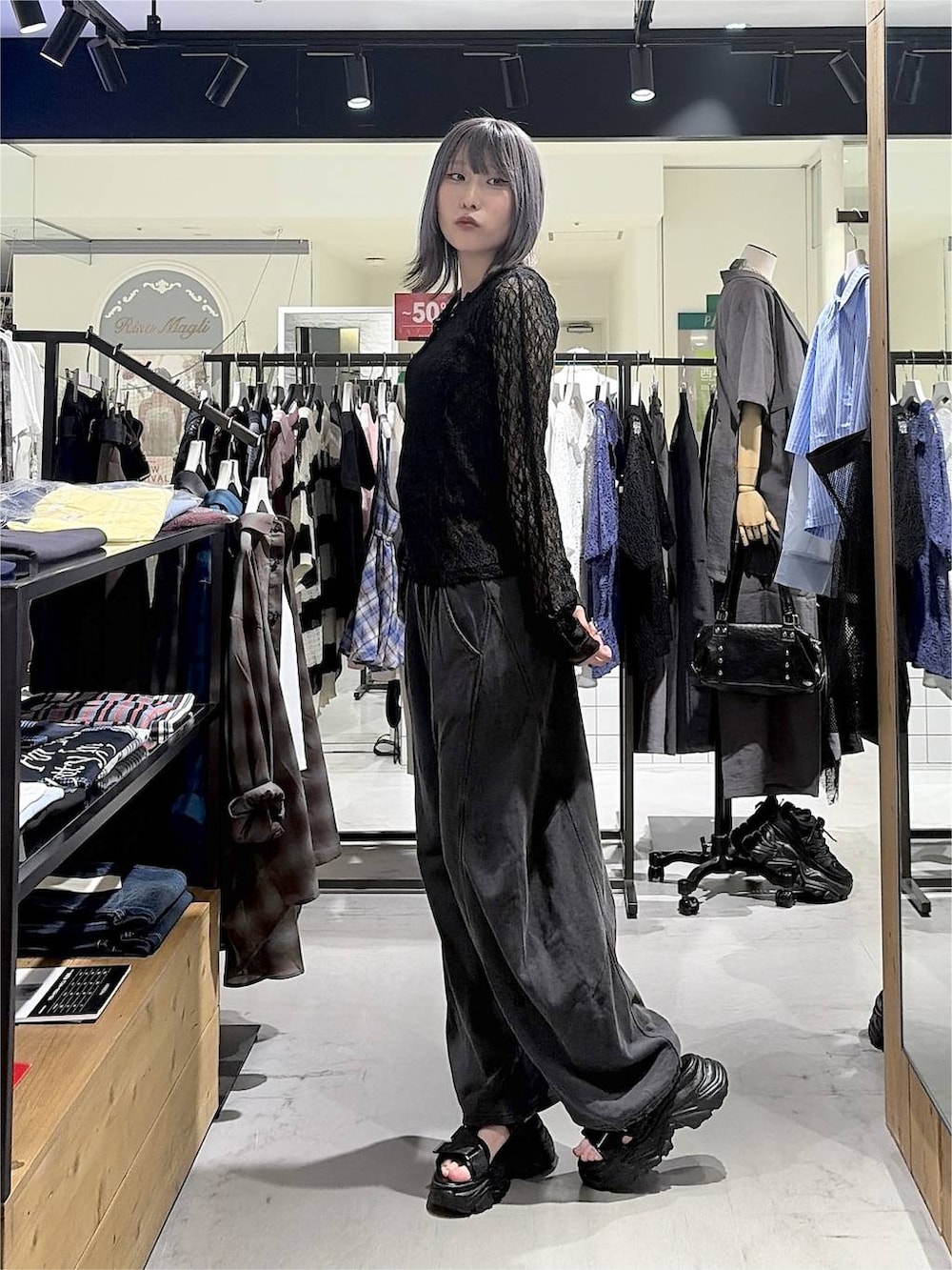 ブラック系のスウェットパンツ、ブラック系のシャツ/ブラウス、ブラック系のサンダルを着用したレディースの秋コーディネートの3枚目の写真