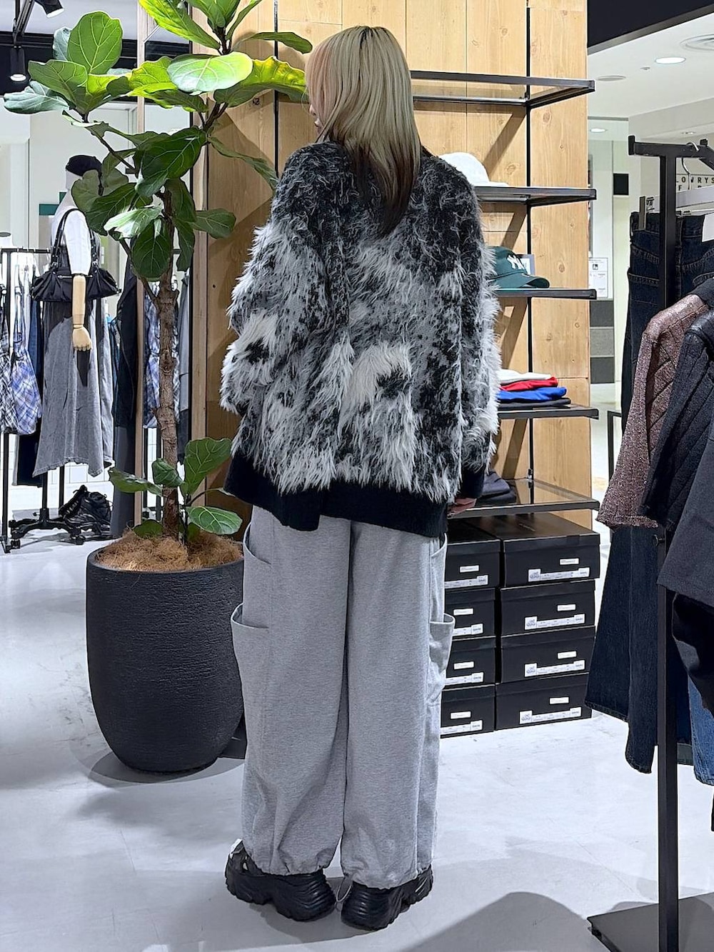 ブラック系のカーディガン/ボレロ、グレー系のサンダル、ブルー系のTシャツ/カットソーを着用したレディースの夏コーディネートの6枚目の写真