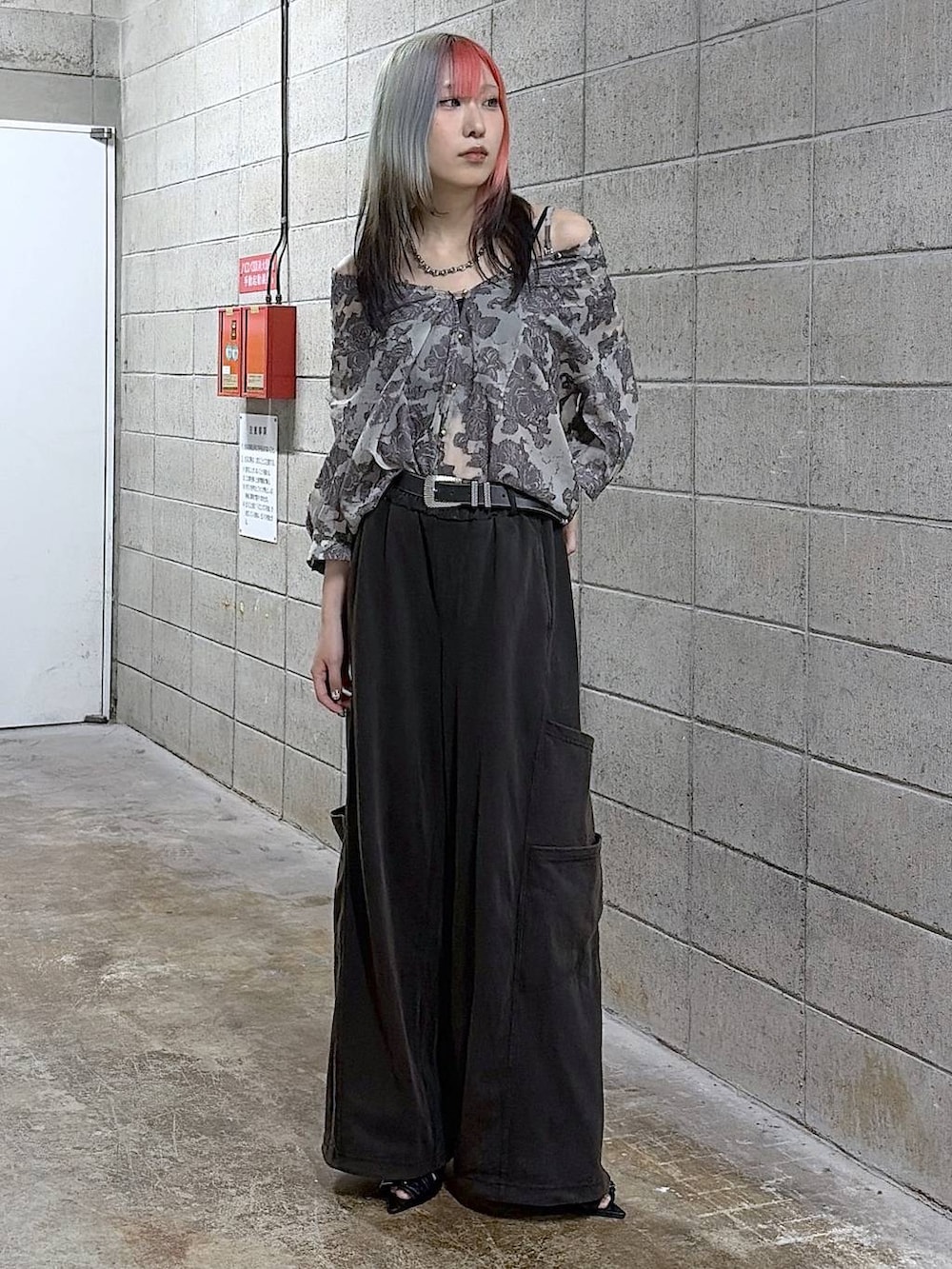 ブラック系のサンダル、グレー系のシャツ/ブラウス、ブラック系のベルトを着用したレディースの夏コーディネートの7枚目の写真