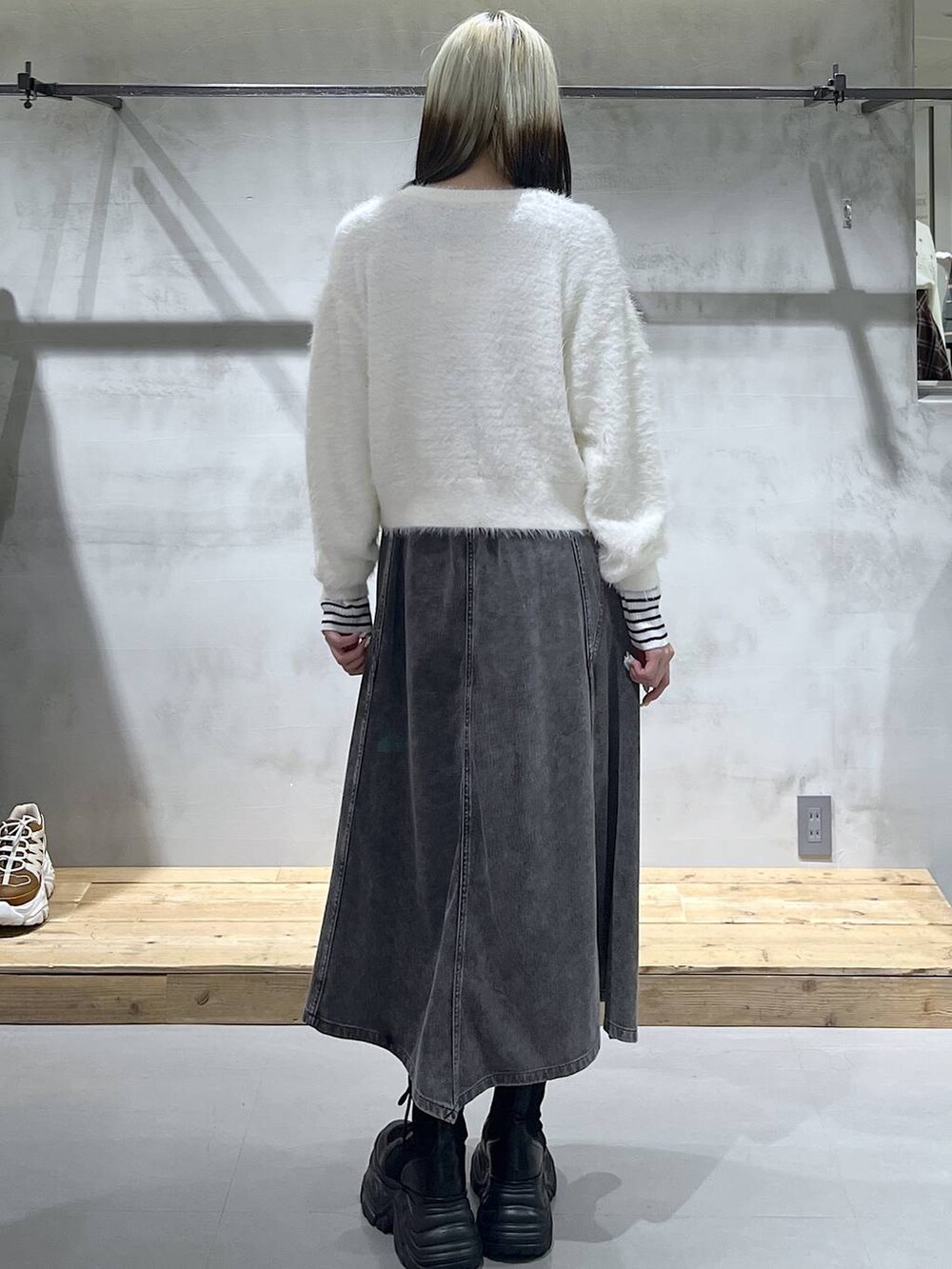 ブラック系のブーツ、ホワイト系のニット/セーター、ホワイト系のニット/セーターを着用したレディースの冬コーディネートの6枚目の写真