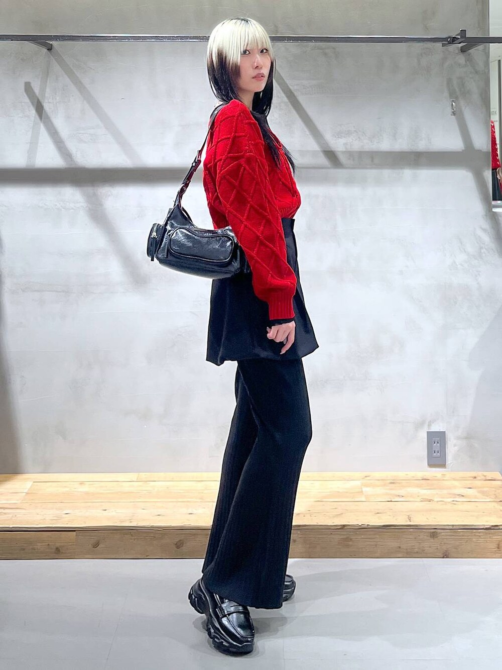 ブラック系のTシャツ/カットソー、ブラック系のショルダーバッグ、ブラック系のその他パンツを着用したレディースの秋コーディネートの3枚目の写真