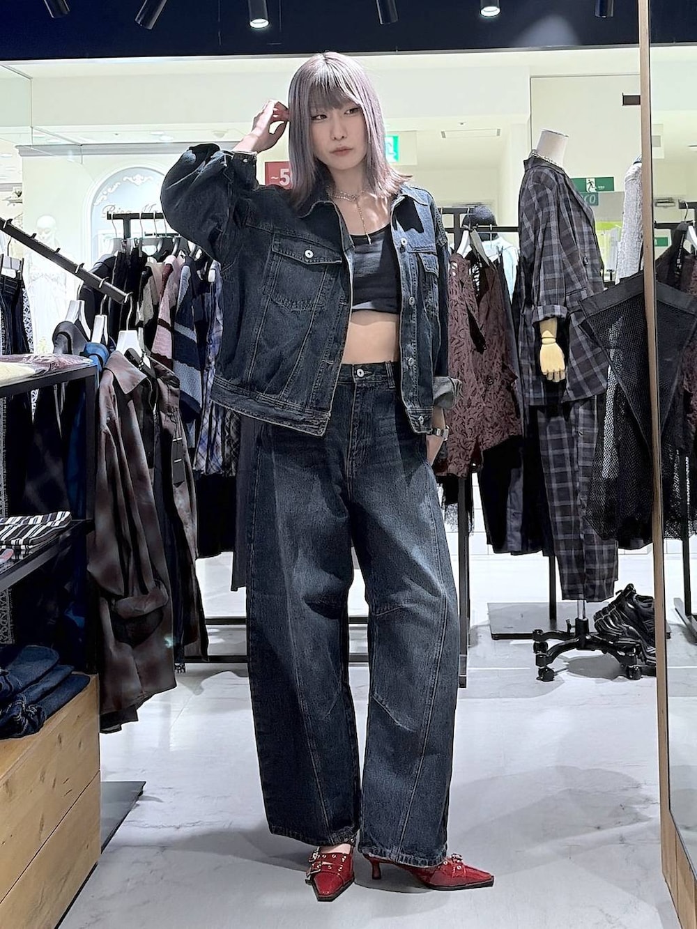 レッド系のサンダル、ブルー系のデニムパンツ、ブルー系のデニムジャケットを着用したレディースの夏コーディネートの4枚目の写真