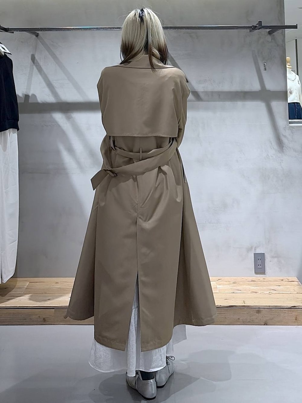 ベージュ系のトレンチコート、ホワイト系のボストンバッグ、シルバー系のスニーカーを着用したレディースの春コーディネートの9枚目の写真