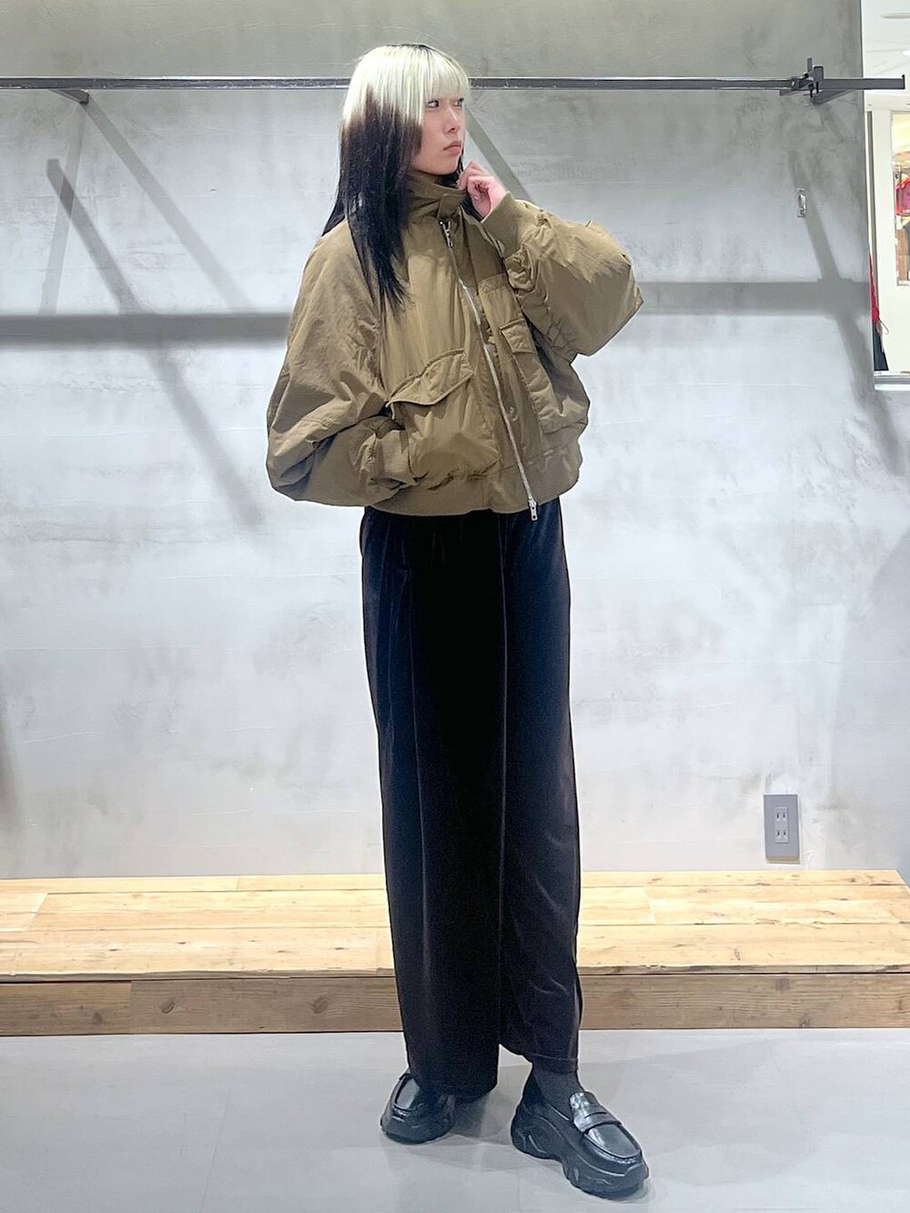 ブラック系のローファー、ブラウン系のその他パンツ、グリーン系のブルゾンを着用したレディースの秋コーディネートの3枚目の写真