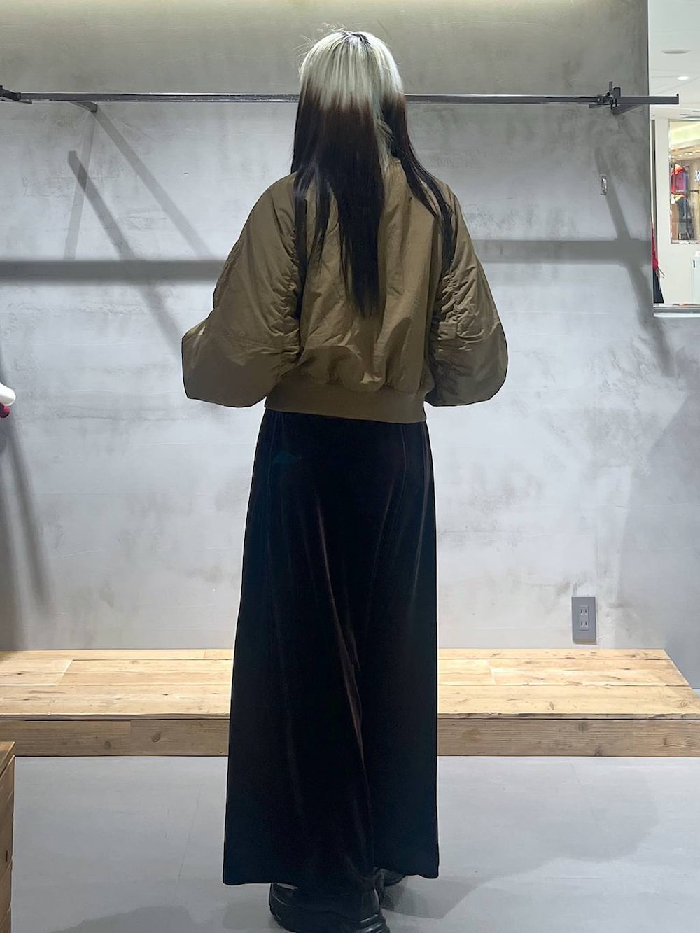 ブラック系のローファー、ブラウン系のその他パンツ、グリーン系のブルゾンを着用したレディースの秋コーディネートの5枚目の写真