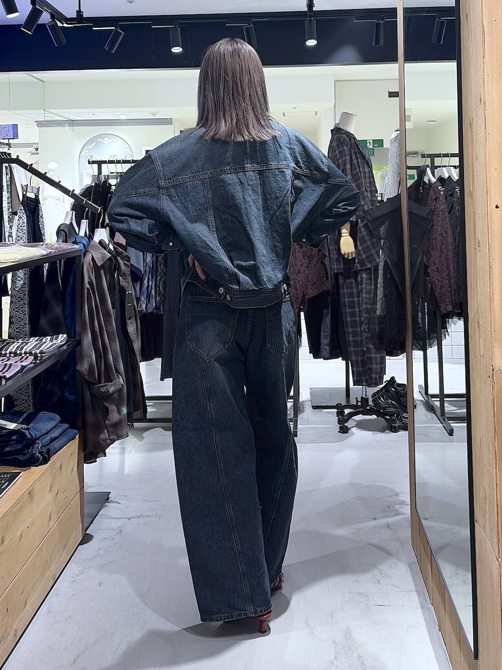 レッド系のサンダル、ブルー系のデニムパンツ、ブルー系のデニムジャケットを着用したレディースの夏コーディネートの9枚目の写真