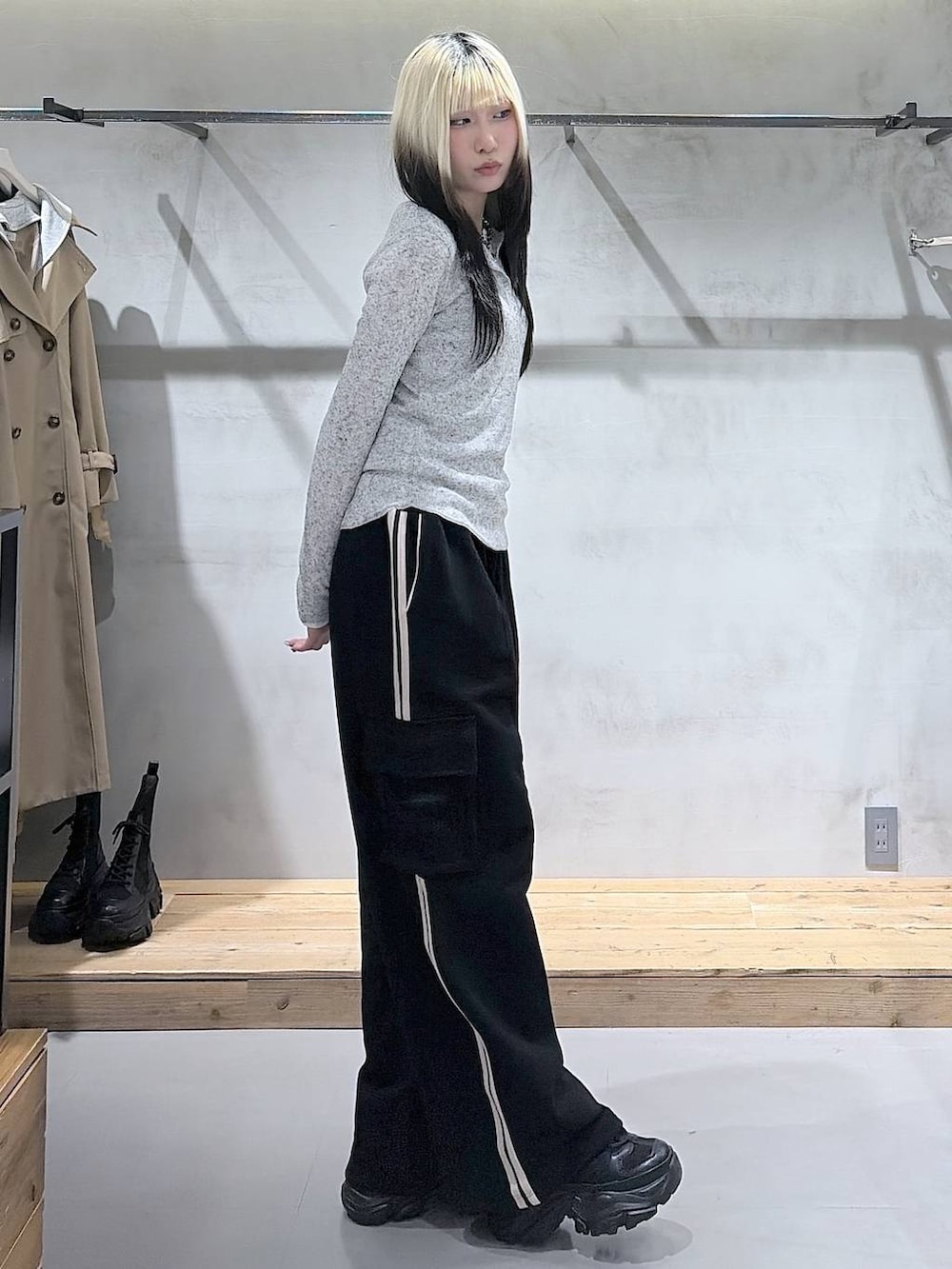 ブラック系のスニーカー、ブラック系のスウェットパンツ、グレー系のTシャツ/カットソーを着用したレディースの冬コーディネートの2枚目の写真