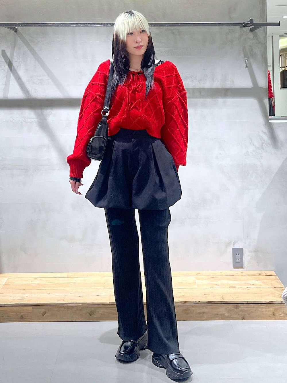 ブラック系のTシャツ/カットソー、ブラック系のショルダーバッグ、ブラック系のその他パンツを着用したレディースの秋コーディネートの2枚目の写真