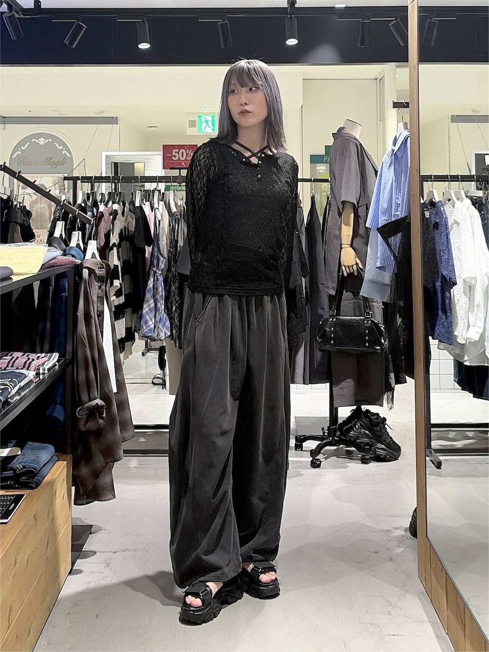 ブラック系のスウェットパンツ、ブラック系のシャツ/ブラウス、ブラック系のサンダルを着用したレディースの秋コーディネートの5枚目の写真