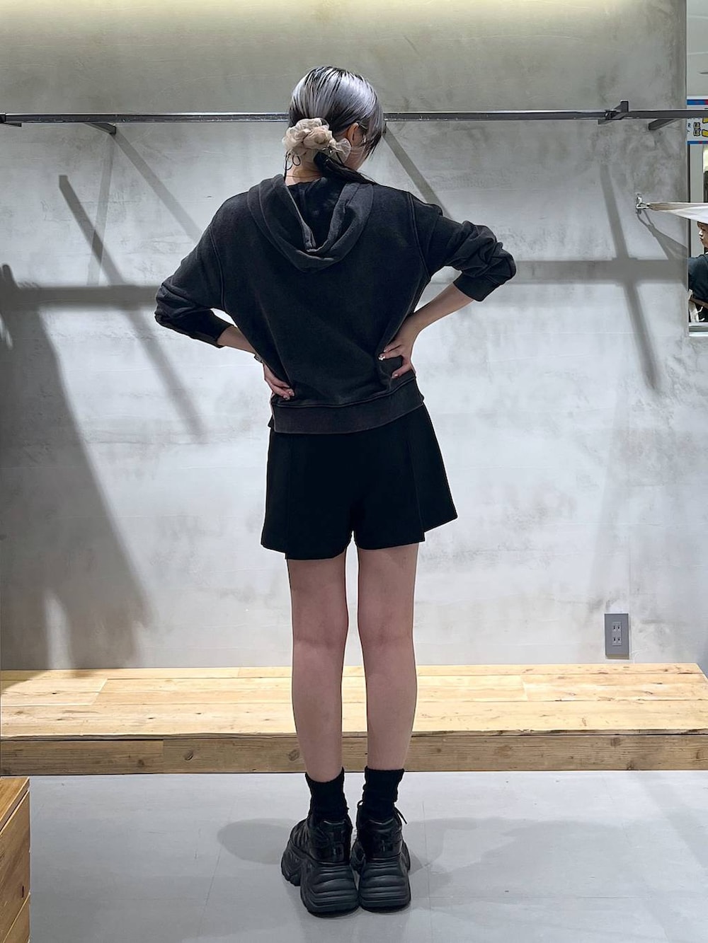 ブラック系のスニーカー、グレー系のキャミソール、ブラック系のその他パンツを着用したレディースの秋コーディネートの3枚目の写真