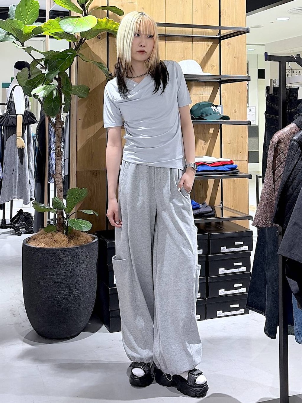 グレー系のサンダル、ブルー系のTシャツ/カットソー、グレー系のスウェットパンツを着用したレディースの夏コーディネートの9枚目の写真