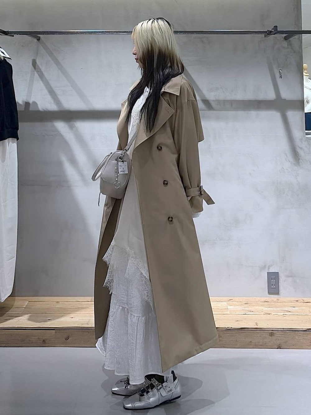 ベージュ系のトレンチコート、ホワイト系のボストンバッグ、シルバー系のスニーカーを着用したレディースの春コーディネートの8枚目の写真