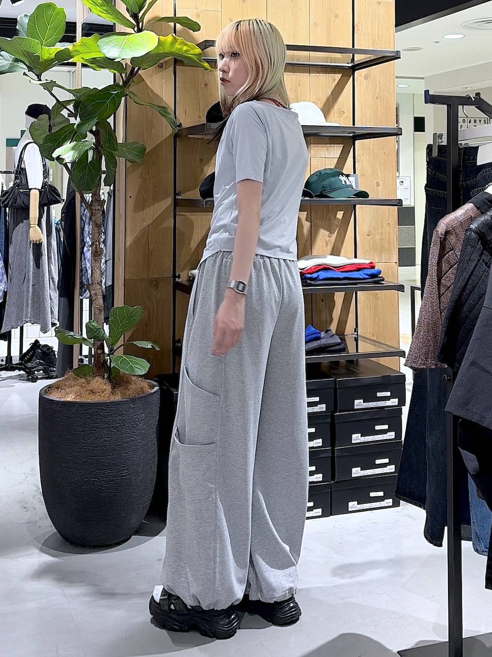 グレー系のサンダル、ブルー系のTシャツ/カットソー、グレー系のスウェットパンツを着用したレディースの夏コーディネートの10枚目の写真